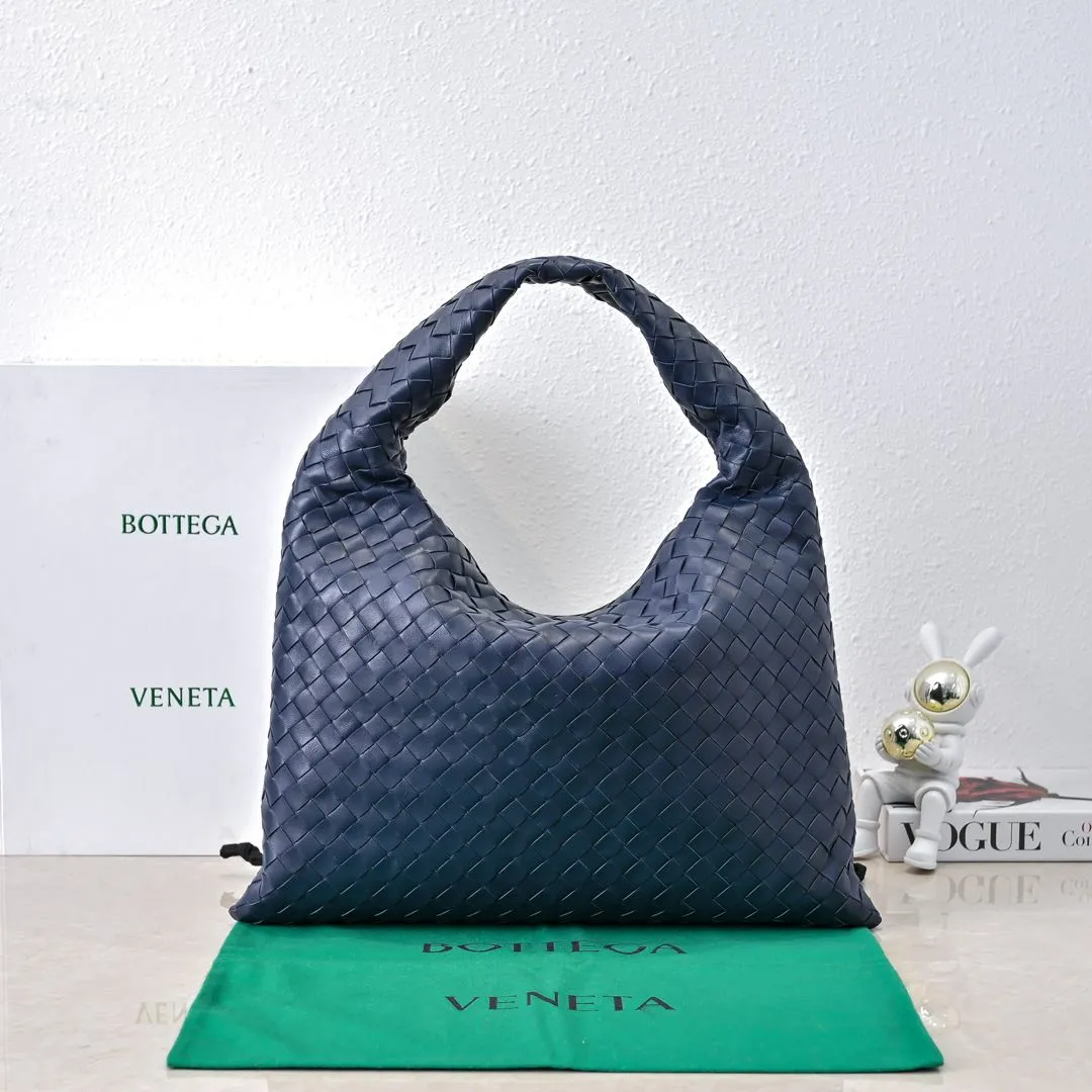 Batch 1960 #Bv new medium-sized HOP bag, the bag body and handles are made of a whole piece of woven leather. The bag body is soft and lazy. Hop symbolizes the praise of innovation and eternal craftsmanship [love]. The pyramid silhouette combines practicality and fashion. It is modern and casual, and the bag mouth is double-sided closed design, more convenient and safe! The cowhide texture also makes the bag more wear-resistant and durable. A must-have for fashionable ladies who like minimalism yet comfortable and casual! Size: 46x21x10cm Model: 6262